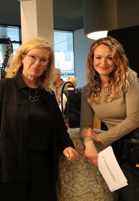 Moderatorin Denise Neher (r) freut sich über illustre Gäste.
