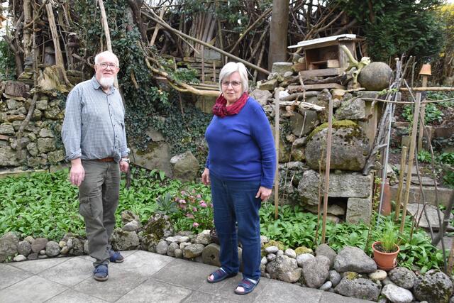 Die Insektenforscher Hubert und Renate Rausch in ihrem naturnahen Garten in Scheibbs | Foto: Roland Mayr