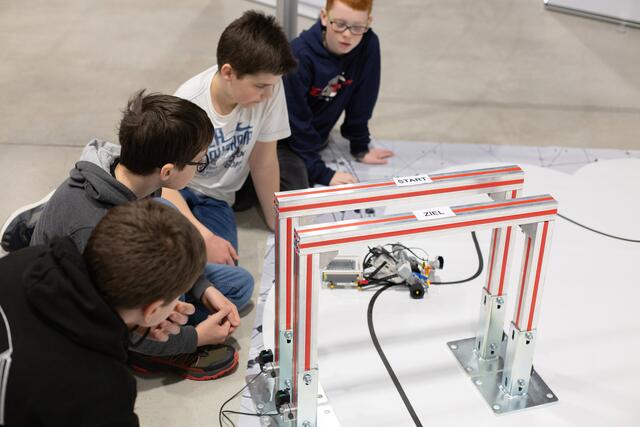 Technik der Zukunft: Bei der Robo-Challenge der Firma TGW in Marchtrenk konnten Schüler und Stundeten ihr Können beim Konstruieren und Programmieren testen. | Foto: TGW Logistics Group GmbH