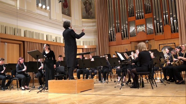 Das Orchester der Jauntaler Trachtenkapelle Loibach, dirigiert von Gregor Kovačič, mit Sängerin Marie Charpentier Leroy – das Frühjahrskonzert "Im Rampenlicht" ist am Samstag, 22. April, um 20 Uhr im Grenzlandheim Bleiburg zu hören. | Foto: JTK Loibach