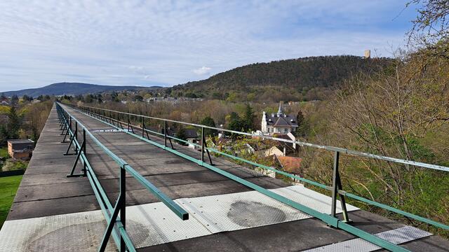 Der Zutritt auf das Aquädukt ist verboten - die Aufnahme wurde durch den Zaun gemacht !
Links ist der Harzberg bei Bad Vöslau zu sehen und rechts die Burgruine Rauheneck.

 | Foto: Walter Fuchs
