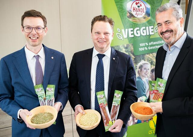 Vertriebsleiter Johannes Wechner, Handl Tyrol-Geschäftsführer Karl Christian Handl und Spitzenkoch Siegfried Kröpfl (v.l.). | Foto: HANDL TYROL