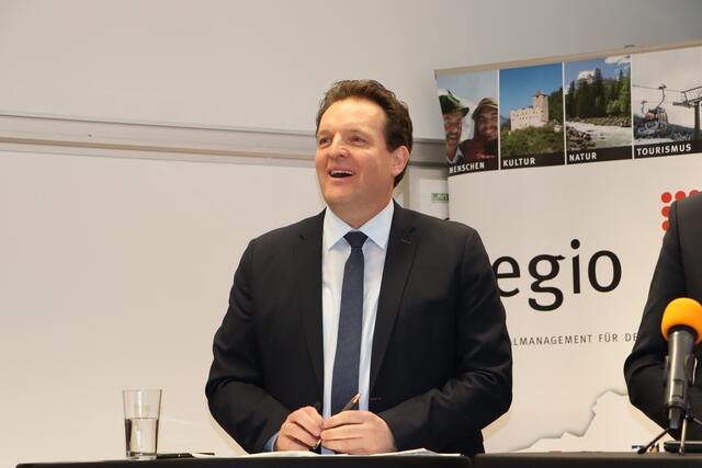 LR René Zumtobel über das Thema Elektromobilität und die neunen Standorte im Bezirk Landeck mit dem E-Carsharing Projekt. | Foto: Elisabeth Neuner