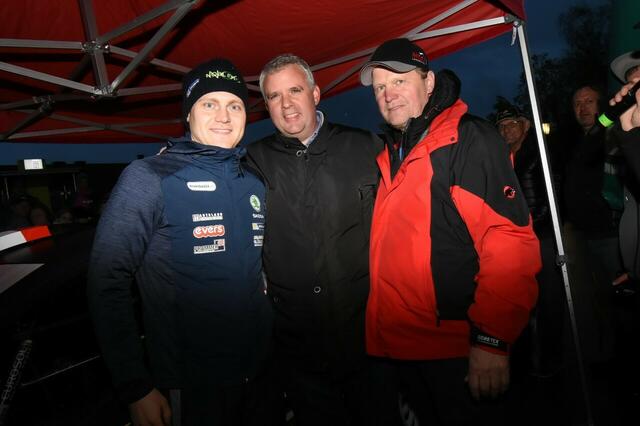 Zeremonienstart vor dem Rathaus in Wolfsberg. V.l.: Staatsmeister Simon Wagner, Bürgermeister Hannes Primus, Org. Leiter Helmut Klösch. | Foto: Harald Illmer