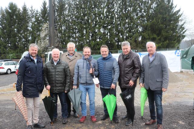 Andreas Philadelphy und Michael Lechner (Bildmitte) mit Bgm. Robert Tulnik/Fernitz-Mellach, Bgm. Wolfgang Neubauer/St. Georgen a.d.Stiefing, Bgm. Karl Kowald/Wildon, Bgm. Willi Rohrer/Werndorf und GR Manfred Geißler/Premstätten vom AWV-Vorstand. | Foto: Edith Ertl