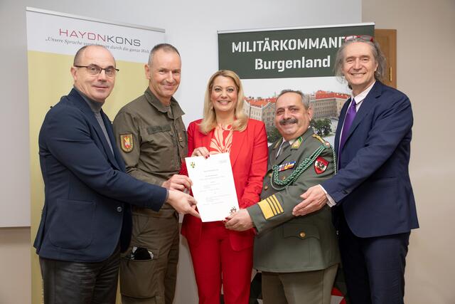 nterzeichneten die Absichtserklärung zur Kooperation des Haydn Konservatoriums mit der Militärmusik Burgenland vor (v.l.): Haydn Kons- Geschäftsführer Franz Steindl, Militärkommandant Brigadier Mag. Gernot Gasser, Landesrätin Daniela Winkler, Oberst Hans Miertl, Kapellmeister der Militärmusik Burgenland, und der Direktor des Haydn Konservatoriums Gerhard Krammer. | Foto: Landesmedien Service