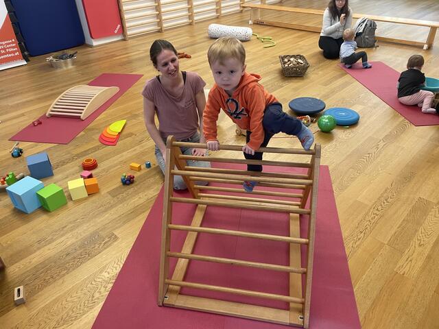 Angestrengter Blick, vollste Konzentration, Alexander schafft die Hürde! | Foto: Martina Schweller