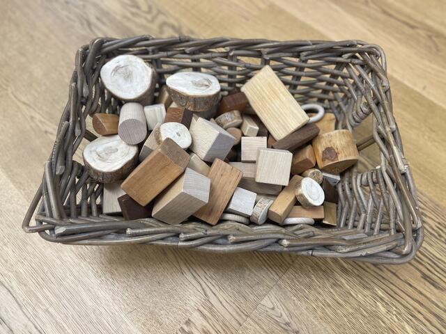 Ein Korb mit den verschiedensten Bausteinen | Foto: Martina Schweller