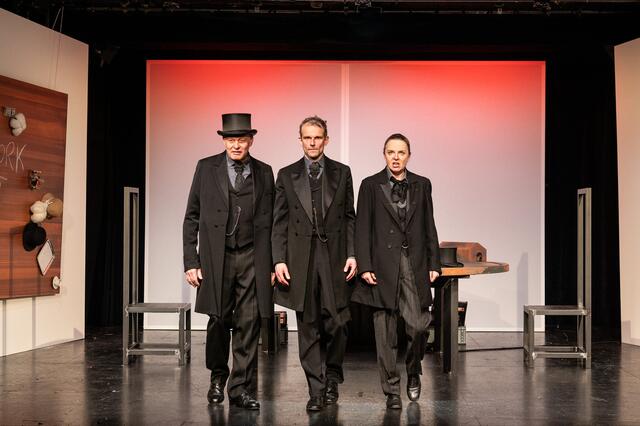 Axel Meinhardt, Matthias Hermann und Britta Bayer in „Lehman Brothers“ | Foto: SLT, Tobias Witzgall