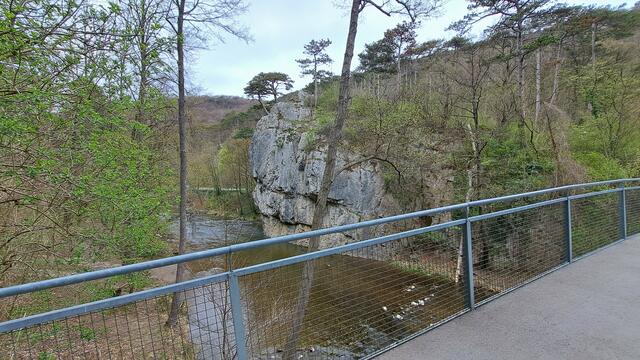 Der Urtelstein von der Brücke im Helenental gesehen ...

 | Foto: Walter Fuchs