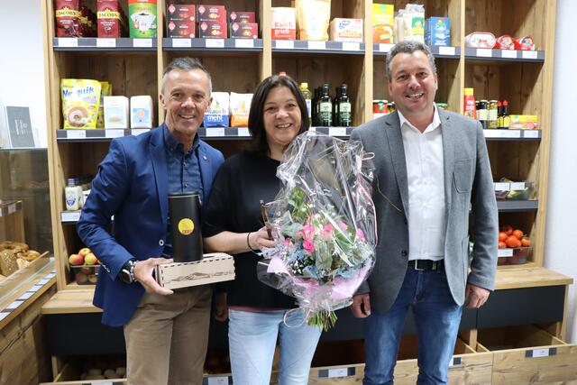 Neues "Grinner Ladali" eröffnet: Marlies Schmid mit Bgm. Franz Benedikt (re.) und WK-Bezirksstellenleiter Otmar Ladner. | Foto: Othmar Kolp