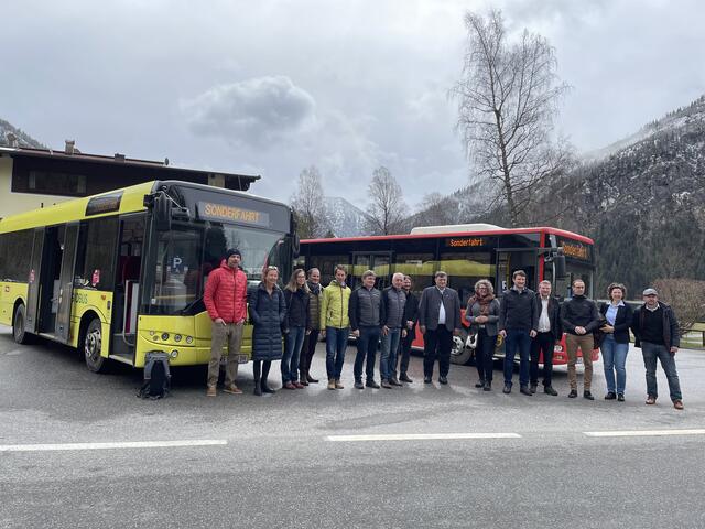 Gruppenbild: Im Anschluss an die Projektvorstellung wurden Erinnerungsfotos an einen denkwürdigen Tag gemacht. | Foto: Reichel