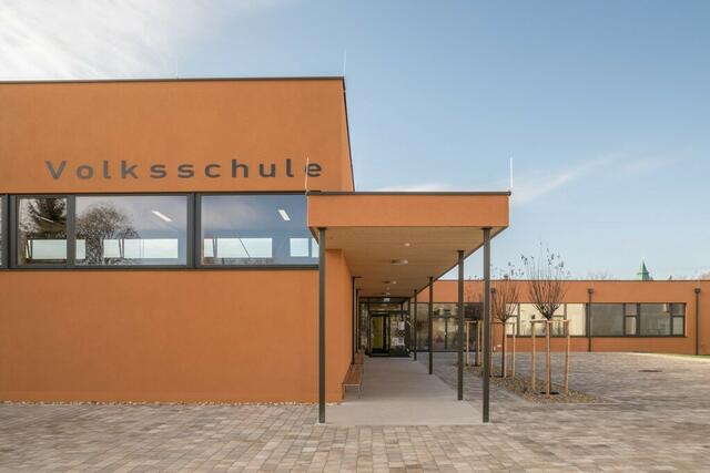 So sieht die Volksschule Götzendorf von außen aus.  | Foto: A-plus