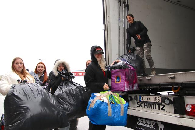 Zwölf Tonnen Hilfsgüter für Flüchtlinge im Irak hat die Organisation "Karawane der Menschlichkeit" gesammelt. Schüler des Güssinger Gymnasiums packten beim Verladen auf den Hilfs-Lkw mit an. | Foto: Martin Wurglits