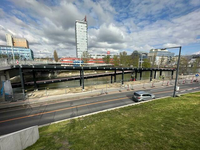 Die neue Radrampe von der Brücke auf den Donaukanal ist fast fertig. | Foto: BV20