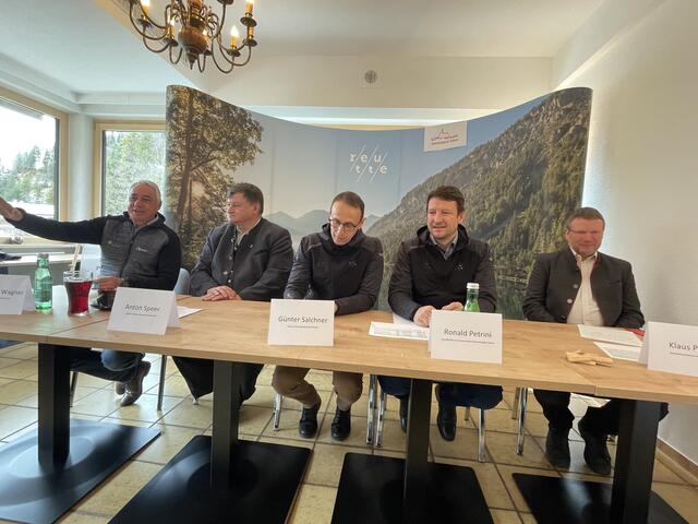Sie stellten den Plansee-Bus vor: v.l. Bgm. Hanspeter Wagner, Landrat Anton Speer, Bgm. Günter Salchner, TVB-GF Ronald Petrini und Klaus Pukall, Koordinator des Naturparks Ammergauer Alpen. | Foto: Reichel