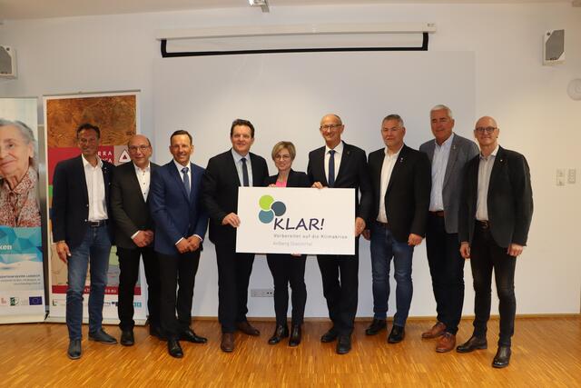 v.li.: Gerhard Eichhorn (GF TVB St. Anton a. A.), Harald Sieß (Bgm Strengen), Patrik Wolf (Bgm Pettneu), LR René Zumtobel, Michaela Gasser-Mark (KLAR Managerin KLAR Arlberg-Stanzertal), Anton Mattle, Helmut Mall (Bgm St. Anton a. A.), Josef Chodakowsky (TVB Obmann St. Anton a. A.), Roland Wechner (Bgm Flirsch) | Foto: Neuner