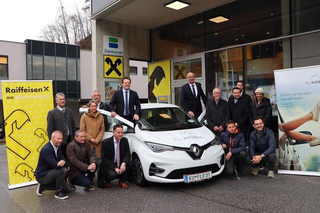 LH Anton Mattle, LR René Zumtobel und KEM-Managerin Elisabeth Steinlechner gemeinsam mit VertreterInnen der Gemeinden und der Raiffeisenbanken.  | Foto: Elisabeth Neuner