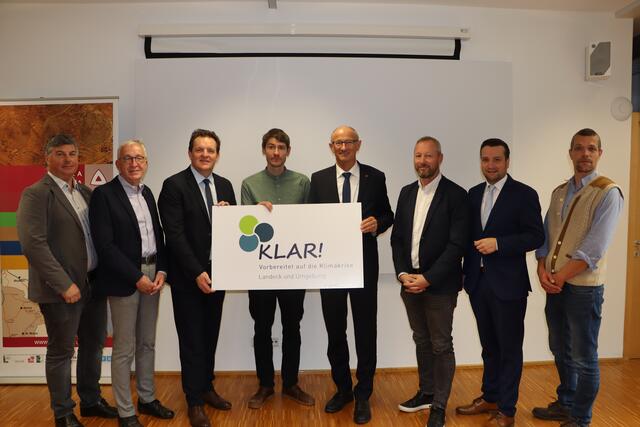 	KLAR Landeck und Umgebung.jpg
v.li.: Harald Bonelli (Bgm Pians), Herbert Mayer (Bgm Landeck), LR René Zumtobel, Florian Schweiger (KLAR-Manager KLAR Landeck-Umgebung), LH Anton Mattle, Reinhard Raggl (Bgm Schönwies), Benedikt Lentsch (Bgm. Zams), Markus Kathrein (Vizebgm Grins) | Foto: Elisabeth Neuner
