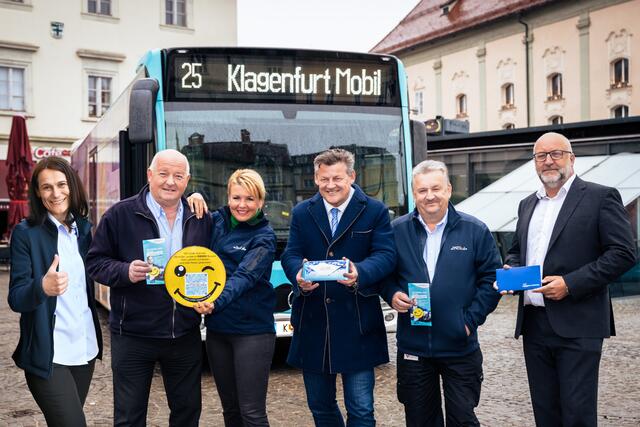 Buslenkerin Cvija Stevic und Kollege Adolf Jessenitschnig, Stadträtin Sandra Wassermann, Bürgermeister Christian Scheider, Gewinner Günter Snieder und KMG-Geschäftsführer Erwin Smole (v.l.) 
 | Foto: STW/Michael Stabentheiner