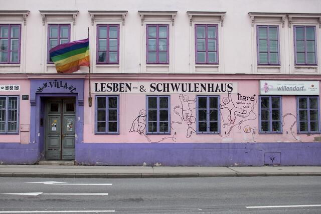 Nachdem von vielen Seiten gefordert wurde, eine Schutzzone für die bevorstehende Drag-Queen-Lesung in der Türkis Rosa Lila Villa am Sonntag zu errichten, packte die Wiener Polizei Einzelheiten zum Einsatz in der Linken Wienzeile aus. Für die Grünen Wien sind die geplanten Maßnahmen nicht genug. | Foto: BV 6