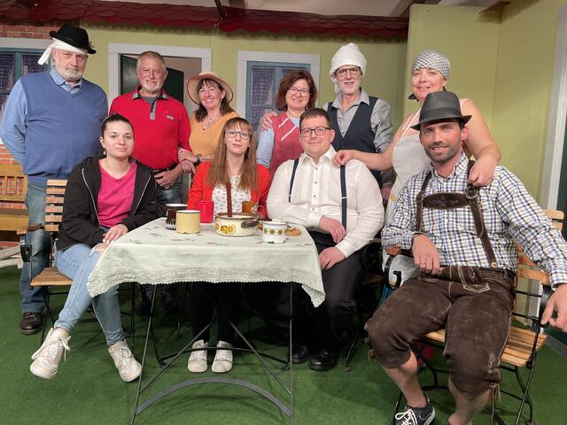 "Wer suchet, der findet" rustikale Unterhaltung durch die Theatergruppe Mogersdorf, die ab Freitag, dem 21. April, ihr Publikum unterhalten will. | Foto: Elisabeth Kloiber