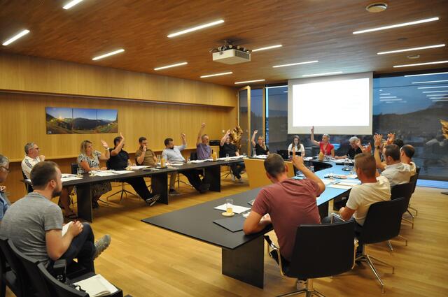 So friedlich wie auf diesem Bild präsentierte sich das Haiminger Dorfparlament bei seinem letzten Treffen bei weitem nicht. | Foto: Agnes Dorn