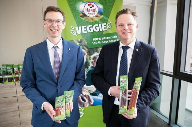 Vertriebsleiter Johannes Wechner und Handl Tyrol-Geschäftsführer Karl Christian Handl (v.l.). | Foto: HANDL TYROL
