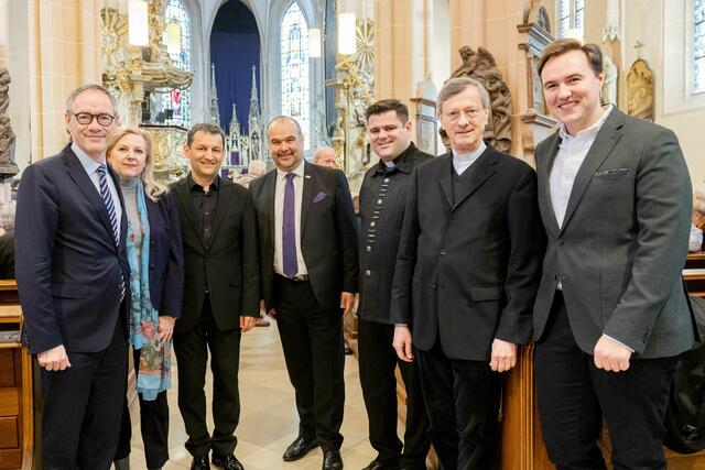Aldrik Gierveld (Botschafter Niederlande), Saskia Höfgen (Gattin von Botschafter Gierveld), Andelko Igrec (musikalische Leitung), Daniel Glunčić (Diplomat Kroatien) , Mark Eylitz (Seelsorge Pfarre St. Stephan), Clemens Abrahamowicz (Stadtpfarrer, Pfarre St. Stephan), StR Michael Capek. | Foto: 2023psb/c.kollerics