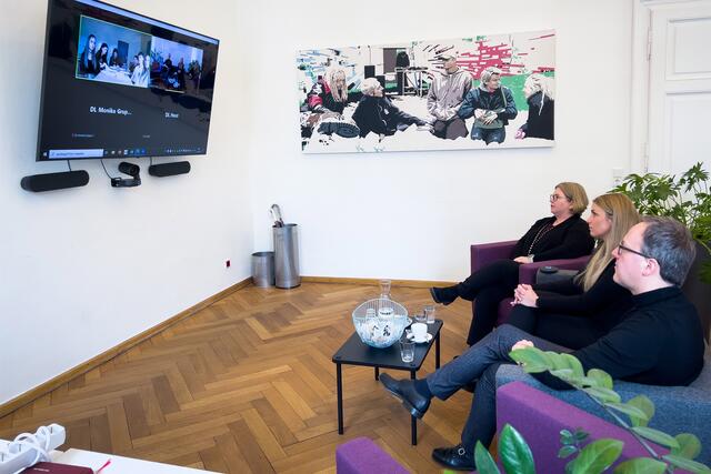 Über 110 SchülerInnen unterhielten sich bequem vom Klassenzimmer aus mit MandatarInnen aller Fraktionen. | Foto: Landtagsdirektion Tirol/Christanell