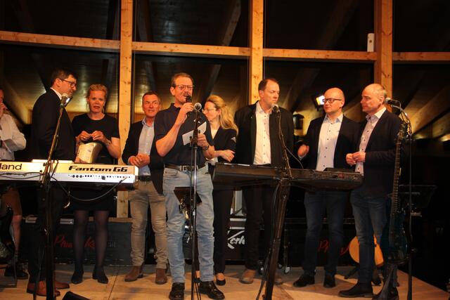 Bei der Verlosung der Tombolapreise konnte sich die Glücklichen etwa über eine Mittelmeerkreuzfahrt für zwei Personen freuen. | Foto: Schwarz