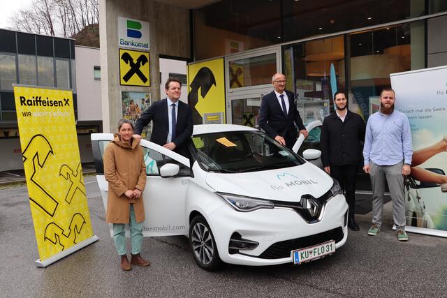 LR Zumtobel und LH Mattle zusammen mit KEM Managerin Elisabeth Steinlechner, Livio Birlmair (Raiffeisen Serfaus-Fiss-Ried, bezirksweites Marketing) und Gerhard Dummeldinger (Bereichsleiter floMOBIL)vor der Raiffeisenbank in Landeck mit dem neuen floMobil. | Foto: Elisabeth Neuner
