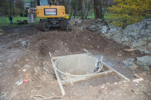 So wie beim Fund einer 250 kg Fliegerbombe an der Furtwängler Promenade (Salzburg Aigen) im Jahr 2017, gehört die vorsorgliche Untersuchung des geplanten Grabungsgebietes zu Routinearbeiten. Rund um den Bahnhof werden noch zahlreiche Fliegerbomben aus dem II. Weltkrieg vermutet. | Foto: Neumayr