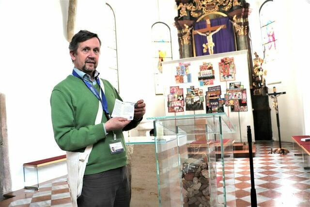 Hans Preitler ist Pfarrgemeinderat und macht Kirchenführungen. Für das Jubiläumsjahr hat er einmal mehr in den Büchern geblättert und einen Sensationsfund gemacht. | Foto: Edith Ertl