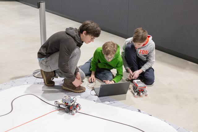 Bei der TGW Robo-Challenge mussten selbstgebaute und programmierte Automaten verschiedene Aufgaben erledigen. | Foto: TGW Logistics Group GmbH