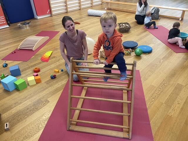 Ganz alleinen überwindet Alexander schon die Sprossen.  | Foto: Martina Schweller