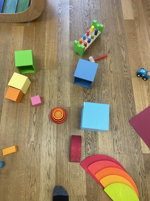 Lackiertes Holz fühlt sich gleich ganz anders an.  | Foto: Martina Schweller