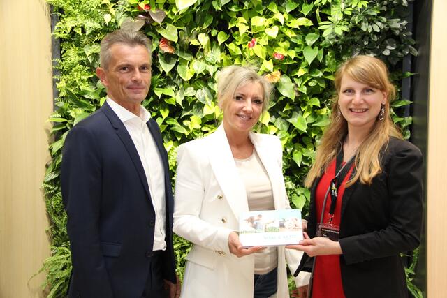 Glückliche Gesichter bei der Preisübergabe: Prok. Hannes Grünberger mit Sabine Schweiger und Petra Böswarth. | Foto: Raiffeisen