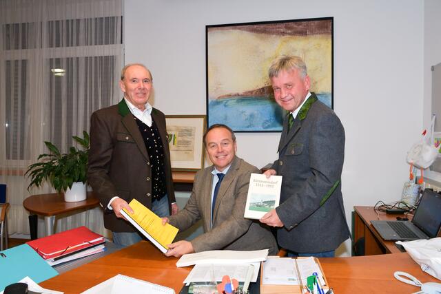 Vor fünf Jahren übergab Stefan Adlaßnig (l.) die Amtsleitung seinem Nachfolger Karl Waldhauser . Bürgermeister Josef Liendl (r.) schätzt die Kompetenz seines Amtsleiters. | Foto: Arbeiter