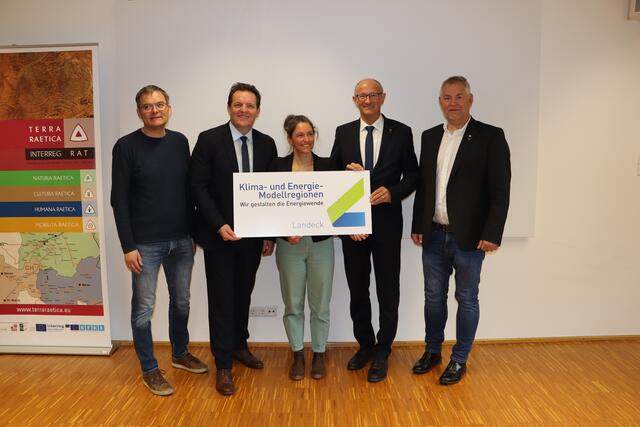 Gerald Jochum (GF RegioL), LR René Zumtobel, Elisabeth Steinlechner (KEM Managerin KEM Landeck), LH Anton Mattle, Helmut Mall (Obmann RegioL und Bgm der Trägergemeinde St. Anton a. A.) | Foto: Elisabeth Neuner