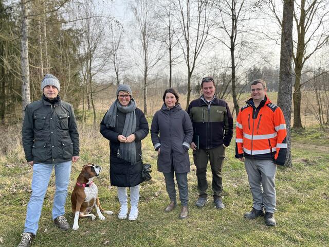 Mitglieder des Organisationsteams stimmen vor Ort die Programmpunkte für den Naturerlebnistag ab. Auf dem Foto (v. l.): Hannes Resch von der Liegenschaftsverwaltung im Magistrat, TIC-Geschäftsführerin Daniela Zeiner, die Chefin der Kommunalbetriebe Doris Klein, Bezirksoberförster Andreas Schuster und Stefan Ritt, der Leiter der Steyrer Stadtgärtnerei. | Foto: TIC Steyr