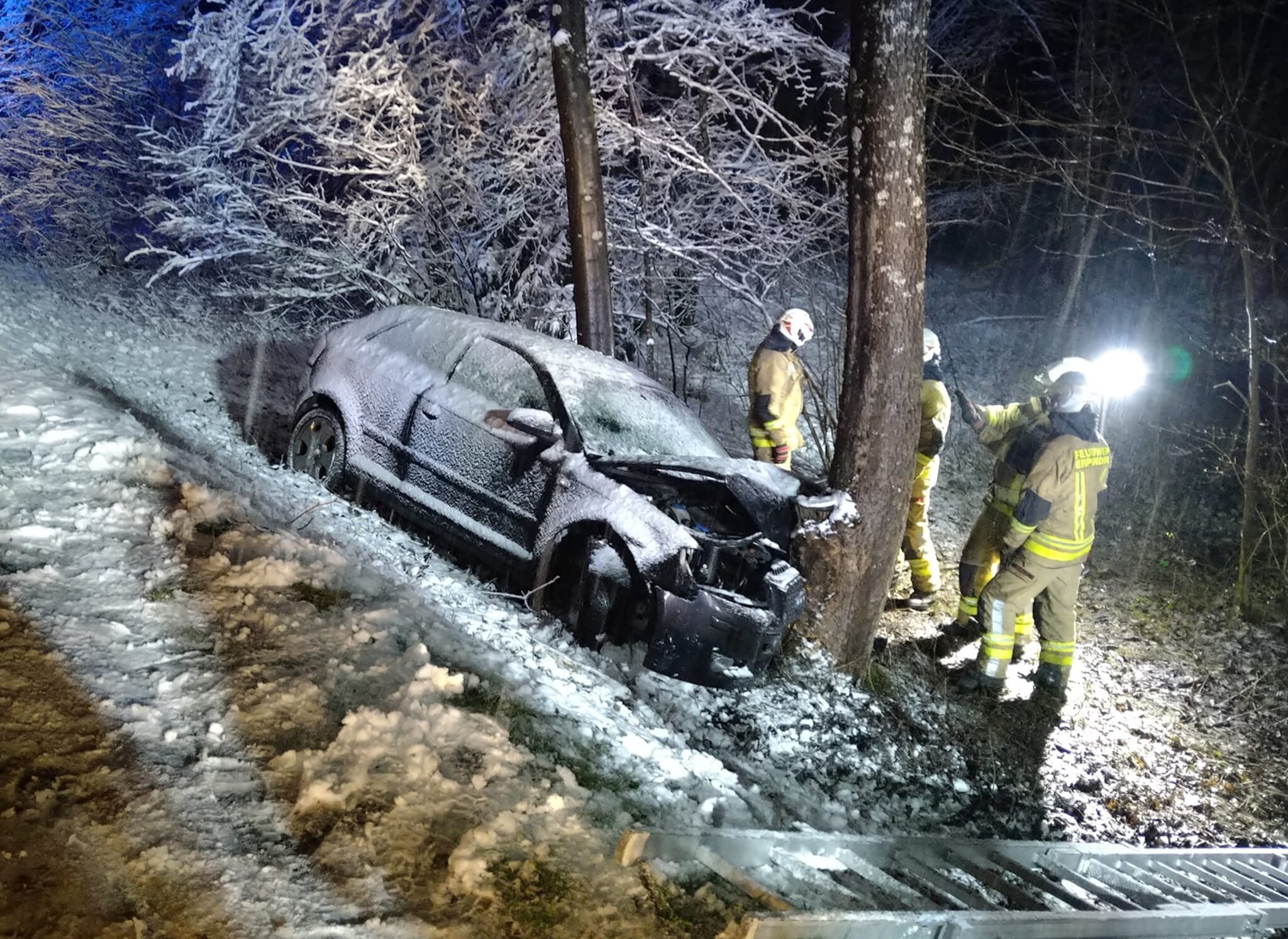 Gegen Bäume geprallt 30Jährige bei Unfall in Kirchdorf schwer