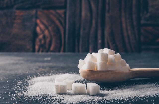 Die WHO empfiehlt eine weit geringere Zuckermenge, als wir täglich zu uns nehmen. | Foto: Freepik