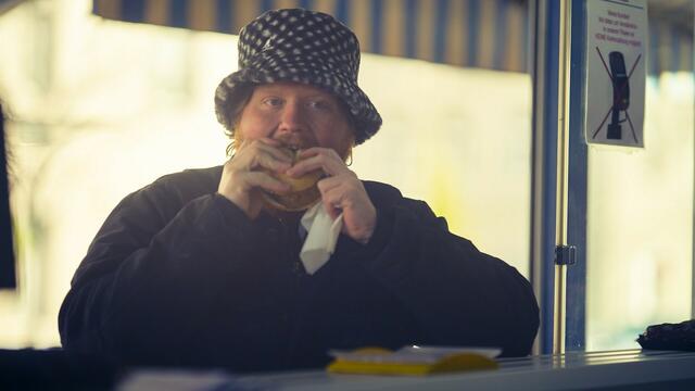 Der internationale Sternekoch Lukas Mraz führt als Host der ersten Episode von „Hungry for more“ mit allen Sinnen durch Wiens Streetfood-Szene.
 | Foto: WienTourismus_weareunit.at
