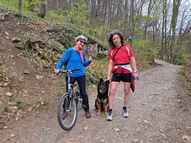 Zum Abschluss treffe ich noch den Regionauten Hans Stockinger 🏃‍♀️💨 beim Training für kommende Bergläufe mit Ulrike und Hund als Schrittmacher 😉

 | Foto: Walter Fuchs