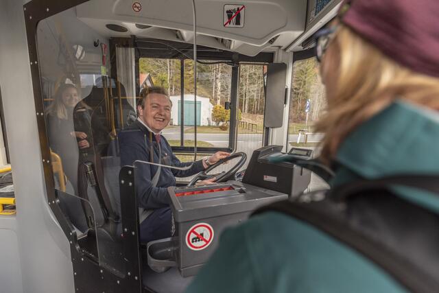 Die Busfahrer bringen die Fahrgäste bequem von A nach B. | Foto: Simon Bauer 