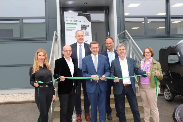 Sandra Grausgruber, Thomas Grausgruber, LAbg. Christian Mader,  Landesrat Markus Achleitner, Bürgermeister Peter Harringer, Klaus und Christine Grausgruber (v.l.). | Foto: Steiner-Watzinger