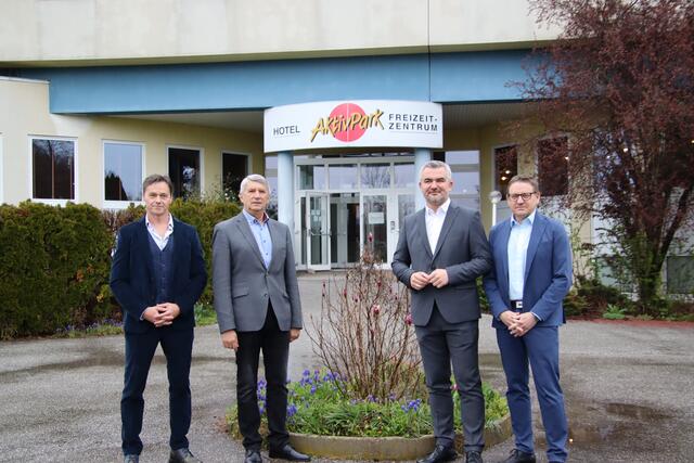 Optimistisch in die Zukunft des Aktiv-Parks Güssing blicken (von links:) Anton Beretzki (Landessportgesellschaft), Bürgermeister Vinzenz Knor, Landesrat Heinrich Dorner und Gerald Goger (Landesimmobiliengesellschaft). | Foto: Martin Wurglits