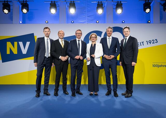 NV-Aufsichtsratspräsident Franz Raab, NV-Vorstandsdirektoren Bernhard Lackner und Christian Freibauer, Landeshauptfrau Johanna Mikl-Leitner, NV-Generaldirektor Stefan Jauk und Landwirtschaftskammer-Präsident Johannes Schmuckenschlager. | Foto: NLK Pfeffer