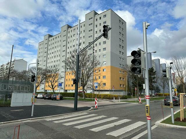 Ein Highlight ist die neue Ampel in der Spielmanngasse. Sie erkennt Radfahrende und Fußgehende automatisch.  | Foto: BV20
